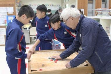 西山小まつりの様子（子どもと高齢者の交流）