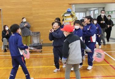 西山小まつりの様子（室内ゲーム）