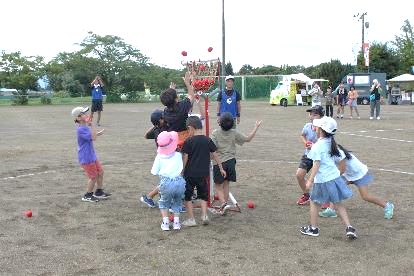 第6回にしやま大運動会 玉入れの様子