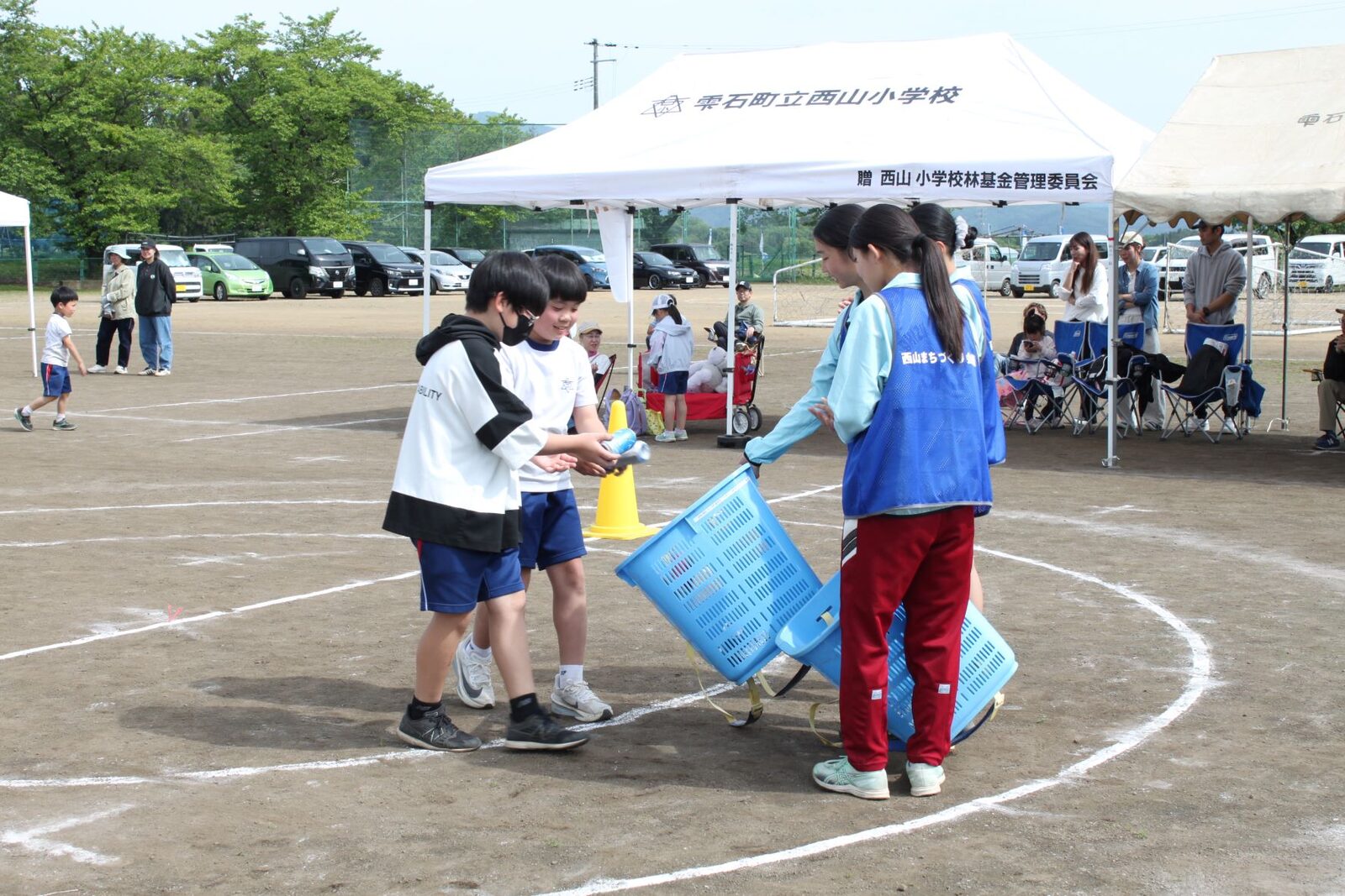 西山まちづくり会議のビブスを着た生徒が運営をサポートする様子