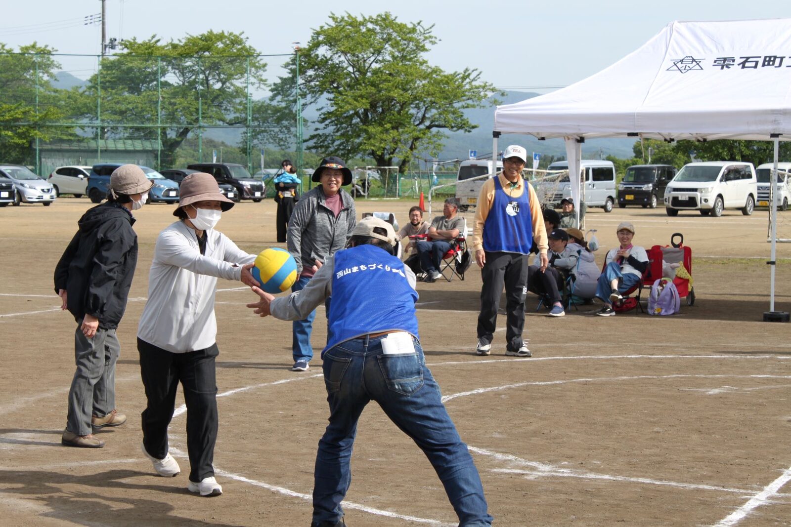 参加者が列をつくってボールを送り合う様子
